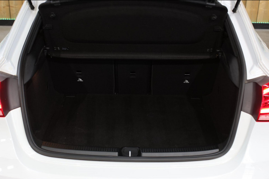 Mercedes-Benz A-Klasse 200 AMG *Pano*Camera*Stoelverwarming*Ambienteverlichting*