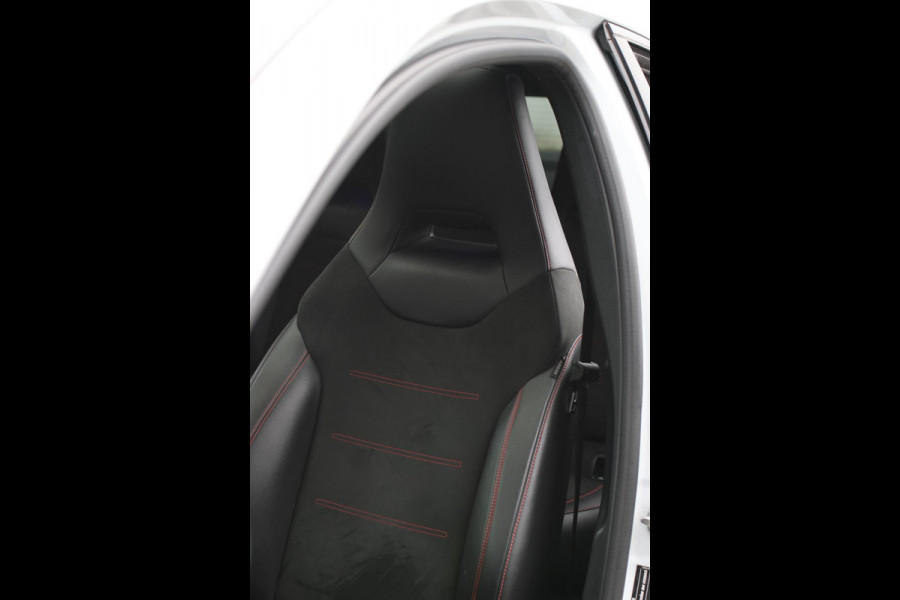 Mercedes-Benz A-Klasse 200 AMG *Pano*Camera*Stoelverwarming*Ambienteverlichting*