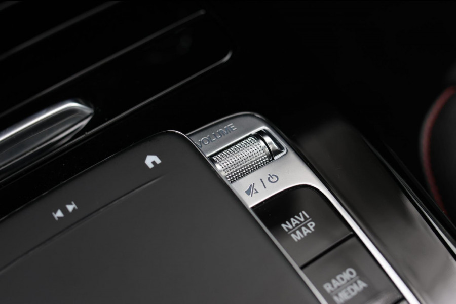 Mercedes-Benz A-Klasse 200 AMG *Pano*Camera*Stoelverwarming*Ambienteverlichting*
