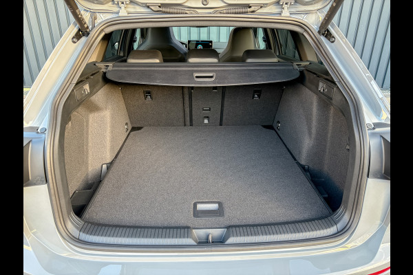 Volkswagen GOLF Variant 1.5 eTSI R-Line Edition | Pano | Trekhaak wegkl. | IQ Light | Head Up | Elk. A-klep | Prijs Rijklaar!!