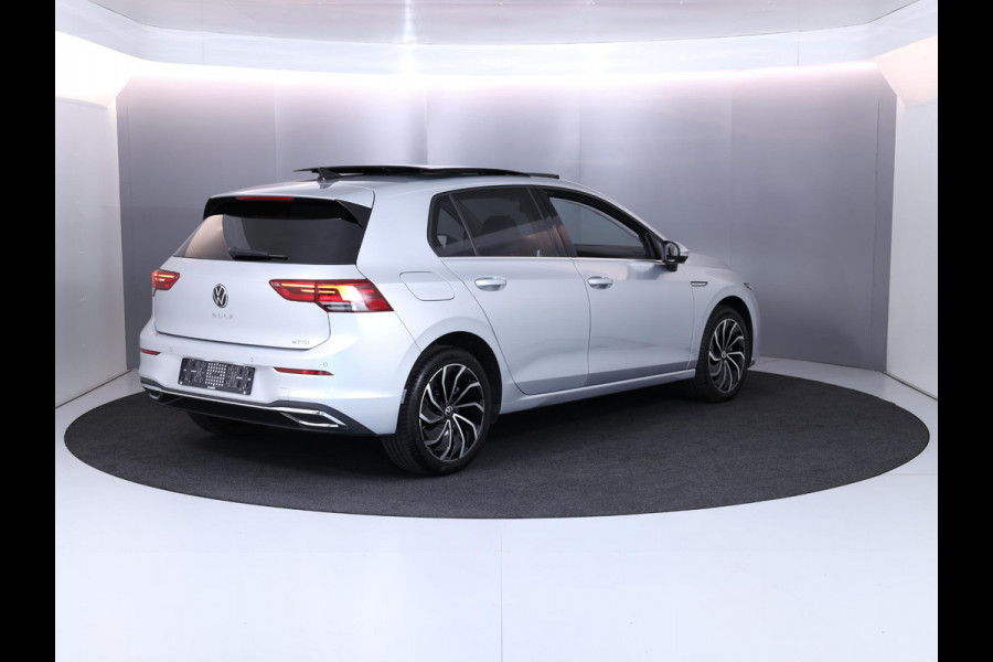 Volkswagen Golf 1.5 eTSI Style 130 pk Automaat (DSG) | Navigatie | Panoramadak | Parkeersensoren | Adaptieve cruise control | Stoelverwarming |