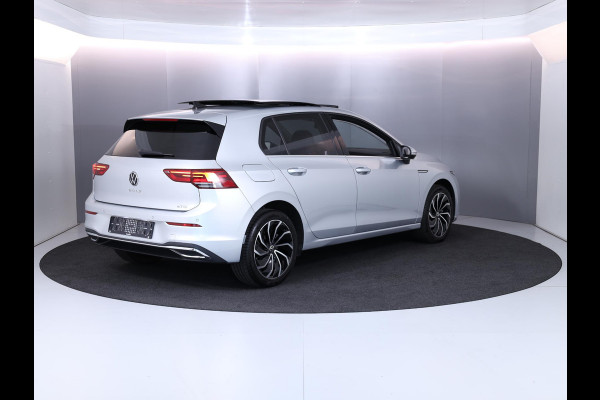 Volkswagen Golf 1.5 eTSI Style 130 pk Automaat (DSG) | Navigatie | Panoramadak | Parkeersensoren | Adaptieve cruise control | Stoelverwarming |