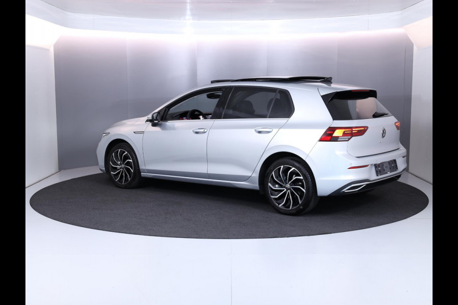 Volkswagen Golf 1.5 eTSI Style 130 pk Automaat (DSG) | Navigatie | Panoramadak | Parkeersensoren | Adaptieve cruise control | Stoelverwarming |
