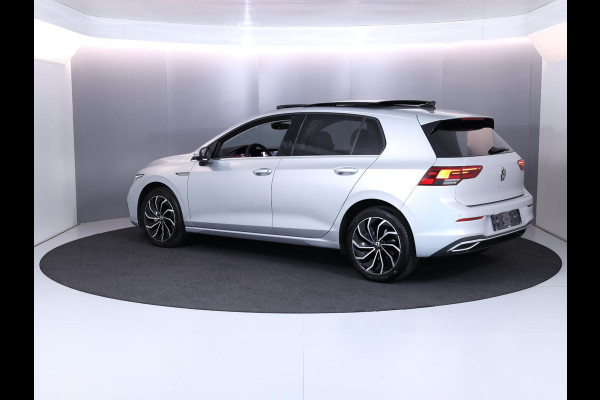 Volkswagen Golf 1.5 eTSI Style 130 pk Automaat (DSG) | Navigatie | Panoramadak | Parkeersensoren | Adaptieve cruise control | Stoelverwarming |