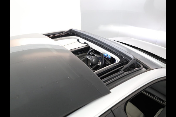 Volkswagen Golf 1.5 eTSI Style 130 pk Automaat (DSG) | Navigatie | Panoramadak | Parkeersensoren | Adaptieve cruise control | Stoelverwarming |