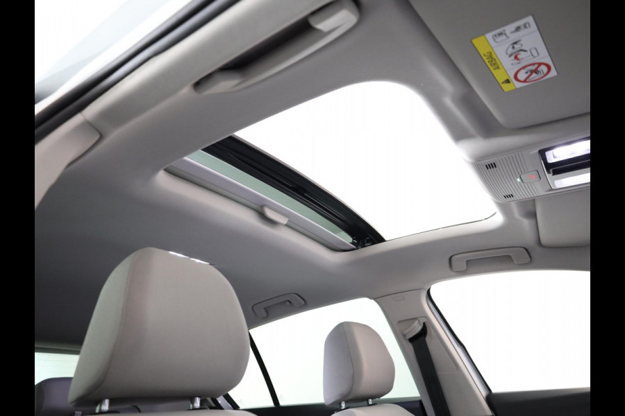 Volkswagen Golf 1.5 eTSI Style 130 pk Automaat (DSG) | Navigatie | Panoramadak | Parkeersensoren | Adaptieve cruise control | Stoelverwarming |