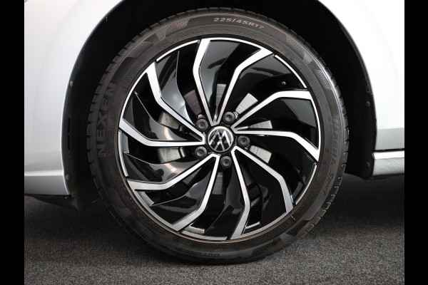 Volkswagen Golf 1.5 eTSI Style 130 pk Automaat (DSG) | Navigatie | Panoramadak | Parkeersensoren | Adaptieve cruise control | Stoelverwarming |