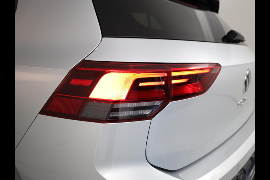 Volkswagen Golf 1.5 eTSI Style 130 pk Automaat (DSG) | Navigatie | Panoramadak | Parkeersensoren | Adaptieve cruise control | Stoelverwarming |