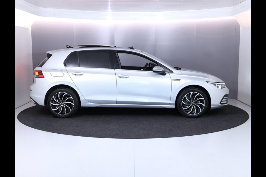 Volkswagen Golf 1.5 eTSI Style 130 pk Automaat (DSG) | Navigatie | Panoramadak | Parkeersensoren | Adaptieve cruise control | Stoelverwarming |