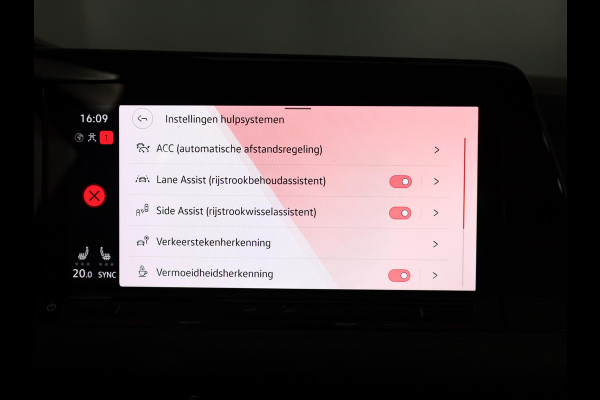 Volkswagen Golf 1.5 eTSI Style 130 pk Automaat (DSG) | Navigatie | Panoramadak | Parkeersensoren | Adaptieve cruise control | Stoelverwarming |