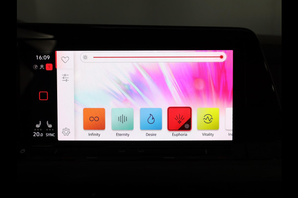 Volkswagen Golf 1.5 eTSI Style 130 pk Automaat (DSG) | Navigatie | Panoramadak | Parkeersensoren | Adaptieve cruise control | Stoelverwarming |