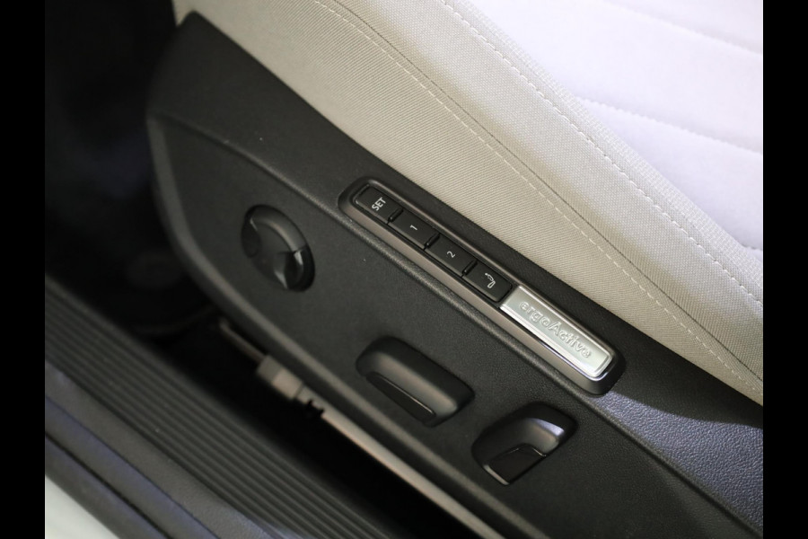 Volkswagen Golf 1.5 eTSI Style 130 pk Automaat (DSG) | Navigatie | Panoramadak | Parkeersensoren | Adaptieve cruise control | Stoelverwarming |