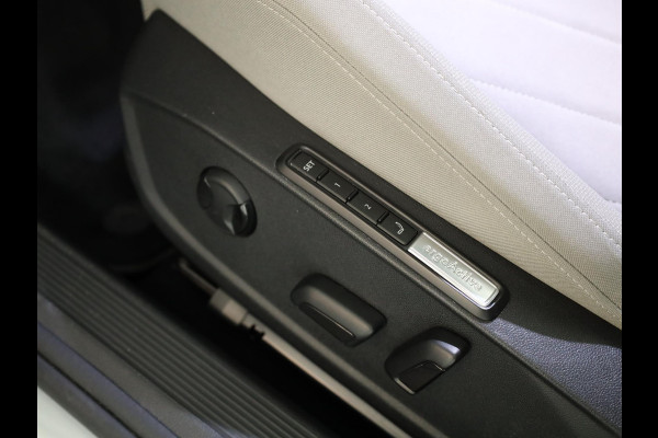 Volkswagen Golf 1.5 eTSI Style 130 pk Automaat (DSG) | Navigatie | Panoramadak | Parkeersensoren | Adaptieve cruise control | Stoelverwarming |