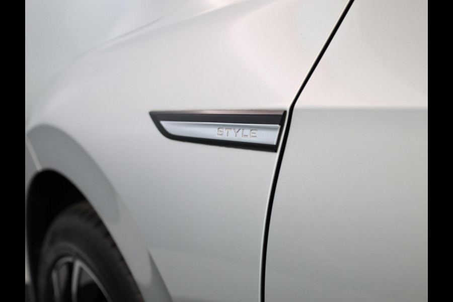 Volkswagen Golf 1.5 eTSI Style 130 pk Automaat (DSG) | Navigatie | Panoramadak | Parkeersensoren | Adaptieve cruise control | Stoelverwarming |