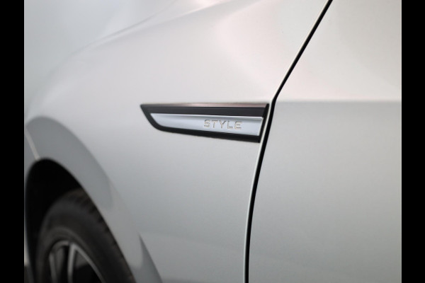 Volkswagen Golf 1.5 eTSI Style 130 pk Automaat (DSG) | Navigatie | Panoramadak | Parkeersensoren | Adaptieve cruise control | Stoelverwarming |