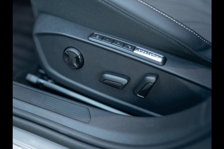 Volkswagen Golf 1.5 eTSI 50 Jaar Edition | Panodak | Stoelgeheugen | Trekhaak Elk. Wegkl. | Harman/ Kardon | Prijs Rijklaar!!