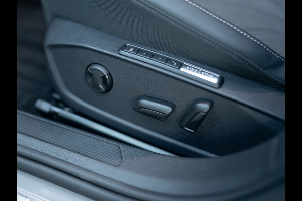 Volkswagen Golf 1.5 eTSI 50 Jaar Edition | Panodak | Stoelgeheugen | Trekhaak Elk. Wegkl. | Harman/ Kardon | Prijs Rijklaar!!