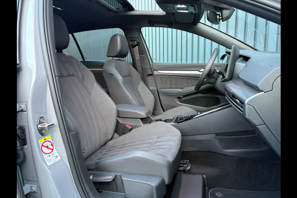 Volkswagen Golf 1.5 eTSI 50 Jaar Edition | Panodak | Stoelgeheugen | Trekhaak Elk. Wegkl. | Harman/ Kardon | Prijs Rijklaar!!