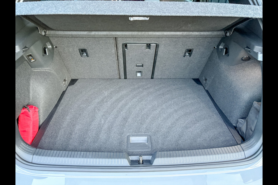 Volkswagen Golf 1.5 eTSI 50 Jaar Edition | Panodak | Stoelgeheugen | Trekhaak Elk. Wegkl. | Harman/ Kardon | Prijs Rijklaar!!