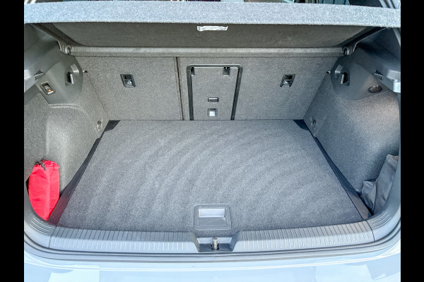 Volkswagen Golf 1.5 eTSI 50 Jaar Edition | Panodak | Stoelgeheugen | Trekhaak Elk. Wegkl. | Harman/ Kardon | Prijs Rijklaar!!