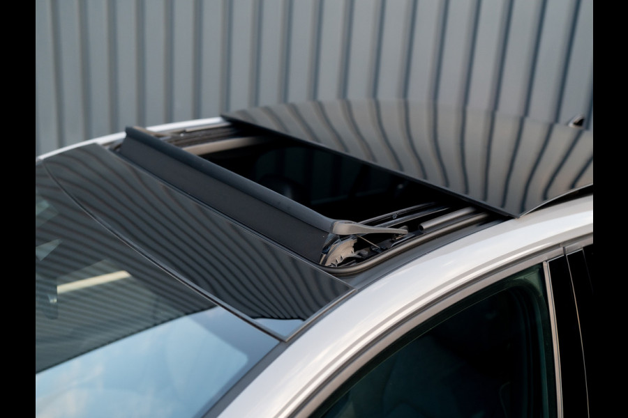 Volkswagen Golf 1.5 eTSI 50 Jaar Edition | Panodak | Stoelgeheugen | Trekhaak Elk. Wegkl. | Harman/ Kardon | Prijs Rijklaar!!