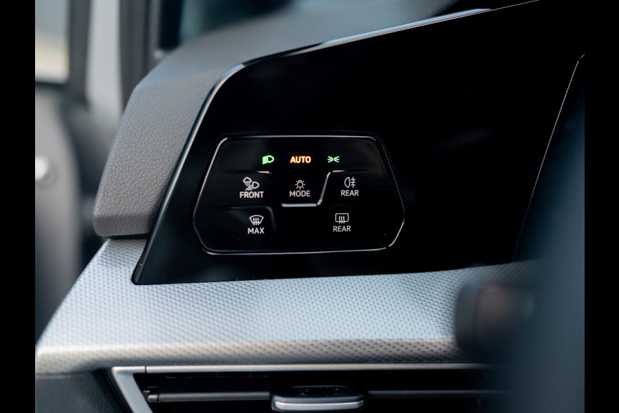 Volkswagen Golf 1.5 eTSI 50 Jaar Edition | Panodak | Stoelgeheugen | Trekhaak Elk. Wegkl. | Harman/ Kardon | Prijs Rijklaar!!
