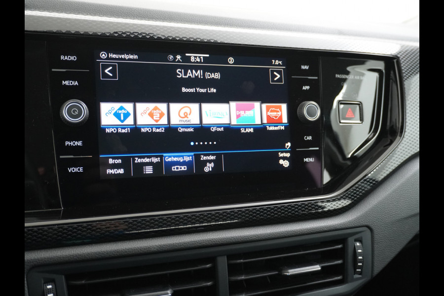 Volkswagen Polo 1.0T 96PK Adaptive Cruise Apple Carplay Android Digital-Cockpit-Pro App-Connect Dual-ECC PDC-a+v Stoel-Verwarmd Navi Life Busine Lane-Assist Isofix Voicecommand DAB Front assist ChroomPack. Lmv 2/3Deelbare a-Bank 1e Eigenaar Origineel Nederlandse Auto EURO6 € 25.430 nieuw!