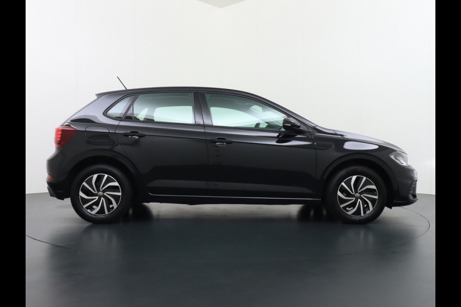 Volkswagen Polo 1.0T 96PK Adaptive Cruise Apple Carplay Android Digital-Cockpit-Pro App-Connect Dual-ECC PDC-a+v Stoel-Verwarmd Navi Life Busine Lane-Assist Isofix Voicecommand DAB Front assist ChroomPack. Lmv 2/3Deelbare a-Bank 1e Eigenaar Origineel Nederlandse Auto EURO6 € 25.430 nieuw!