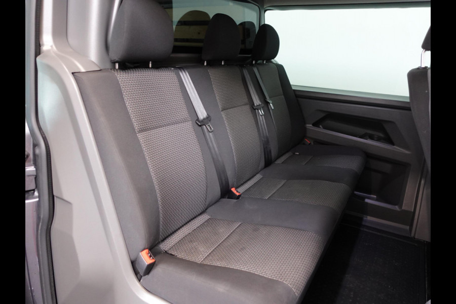 Volkswagen Transporter 2.0 TDI L2H1 28 Dubbele Cabine Highline Automaat Airco Cruise Control adaptief Parkeersensoren Trekhaak Volkswagen Transporter 2.0 TDI L2H1 28 Dubbele Cabine Highline Automaat Airco Cruise Control adaptief Parkeersensoren Trekhaak