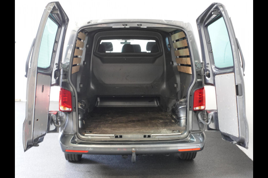 Volkswagen Transporter 2.0 TDI L2H1 28 Dubbele Cabine Highline Automaat Airco Cruise Control adaptief Parkeersensoren Trekhaak Volkswagen Transporter 2.0 TDI L2H1 28 Dubbele Cabine Highline Automaat Airco Cruise Control adaptief Parkeersensoren Trekhaak