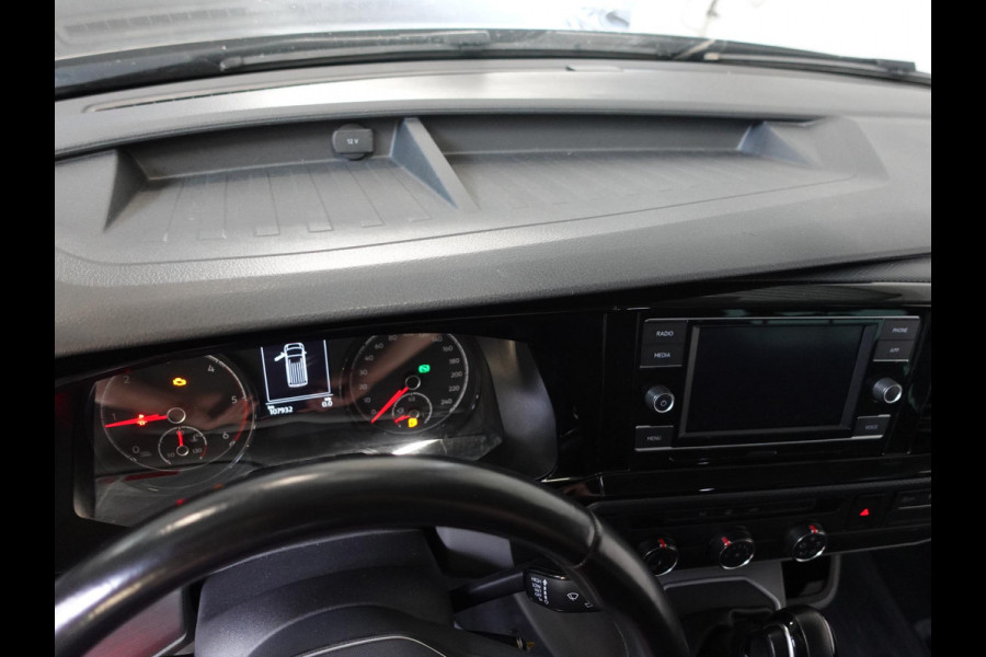 Volkswagen Transporter 2.0 TDI L2H1 28 Dubbele Cabine Highline Automaat Airco Cruise Control adaptief Parkeersensoren Trekhaak Volkswagen Transporter 2.0 TDI L2H1 28 Dubbele Cabine Highline Automaat Airco Cruise Control adaptief Parkeersensoren Trekhaak