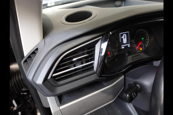 Volkswagen Transporter 2.0 TDI L2H1 28 Dubbele Cabine Highline Automaat Airco Cruise Control adaptief Parkeersensoren Trekhaak Volkswagen Transporter 2.0 TDI L2H1 28 Dubbele Cabine Highline Automaat Airco Cruise Control adaptief Parkeersensoren Trekhaak