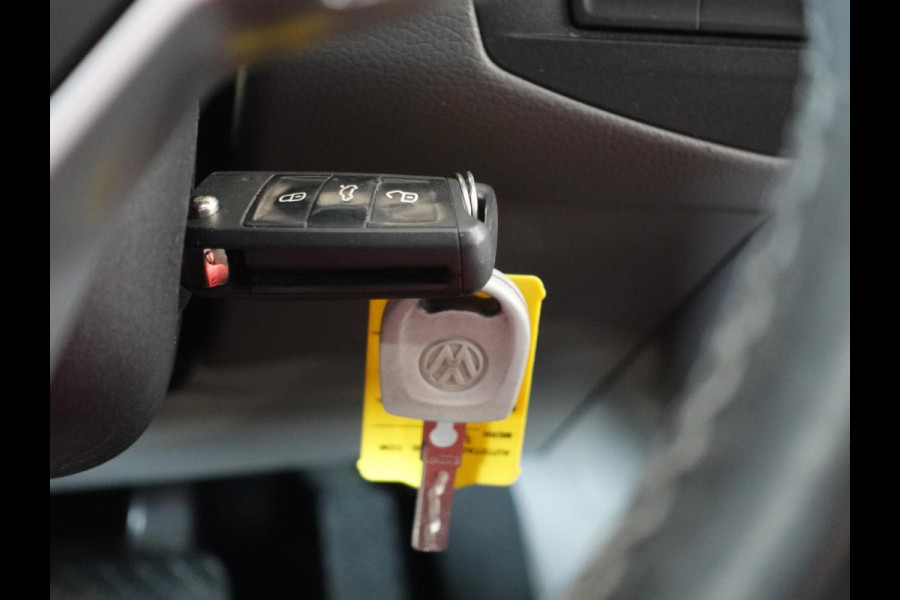 Volkswagen Transporter 2.0 TDI L2H1 28 Dubbele Cabine Highline Automaat Airco Cruise Control adaptief Parkeersensoren Trekhaak Volkswagen Transporter 2.0 TDI L2H1 28 Dubbele Cabine Highline Automaat Airco Cruise Control adaptief Parkeersensoren Trekhaak