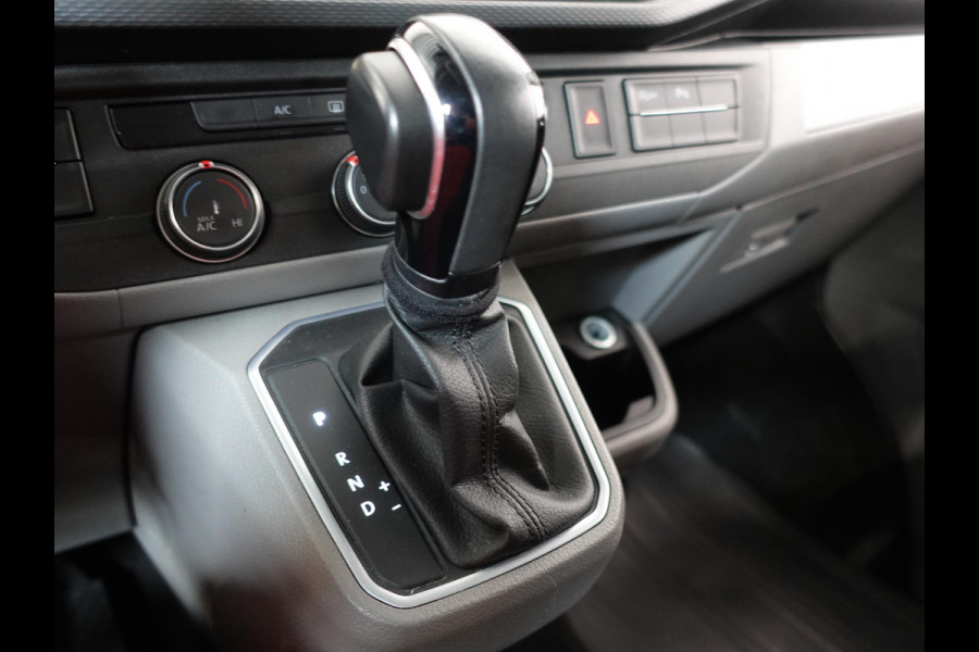 Volkswagen Transporter 2.0 TDI L2H1 28 Dubbele Cabine Highline Automaat Airco Cruise Control adaptief Parkeersensoren Trekhaak Volkswagen Transporter 2.0 TDI L2H1 28 Dubbele Cabine Highline Automaat Airco Cruise Control adaptief Parkeersensoren Trekhaak