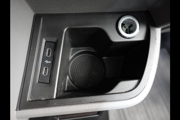 Volkswagen Transporter 2.0 TDI L2H1 28 Dubbele Cabine Highline Automaat Airco Cruise Control adaptief Parkeersensoren Trekhaak Volkswagen Transporter 2.0 TDI L2H1 28 Dubbele Cabine Highline Automaat Airco Cruise Control adaptief Parkeersensoren Trekhaak