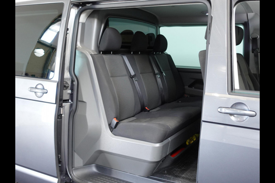 Volkswagen Transporter 2.0 TDI L2H1 28 Dubbele Cabine Highline Automaat Airco Cruise Control adaptief Parkeersensoren Trekhaak Volkswagen Transporter 2.0 TDI L2H1 28 Dubbele Cabine Highline Automaat Airco Cruise Control adaptief Parkeersensoren Trekhaak