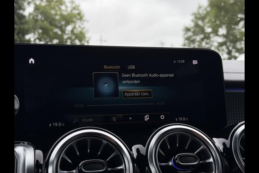 Mercedes-Benz EQB 300 4MATIC AMG 67 kWh | Panorama | Burmester | Stoel Verkoeling | Leder |