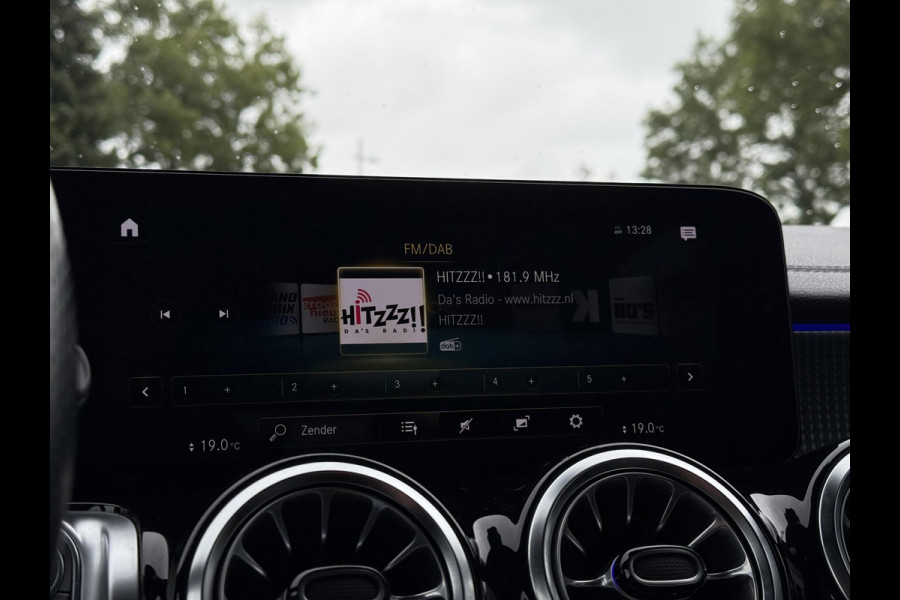 Mercedes-Benz EQB 300 4MATIC AMG 67 kWh | Panorama | Burmester | Stoel Verkoeling | Leder |