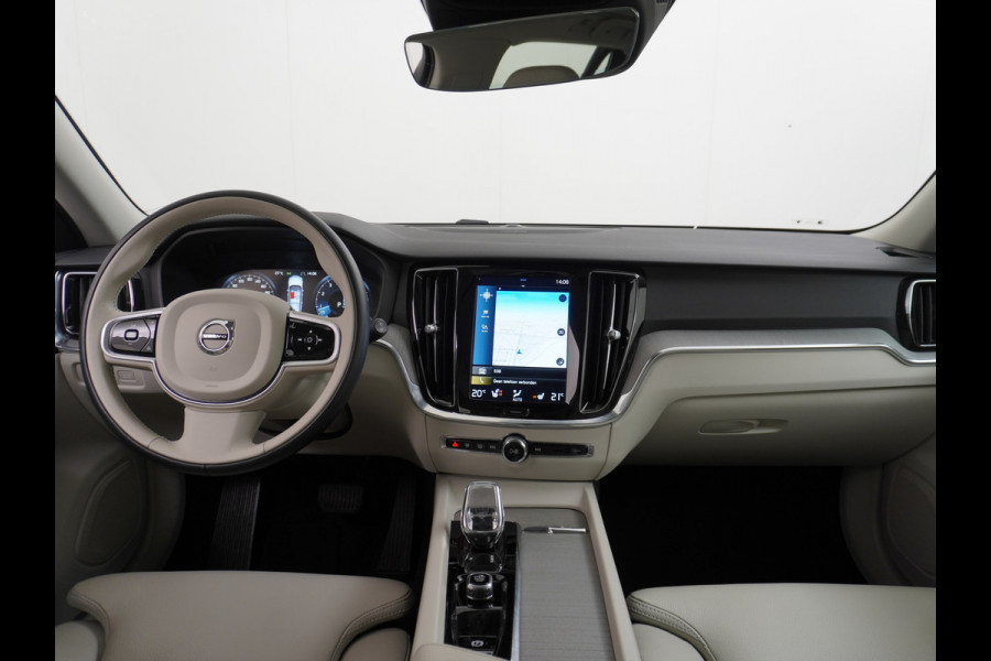 Volvo V60 2.0T AUT-7 Inscription Leder MHEV Apple Carplay Android Auto Harman&Kardon®-Hifi Camera Adap.Cruise Elek.Stoelen Stuur+Stoelverw Lmv 18" Led Elek. Achterklep Regen-Lichtsensor Collision Avoidance Bluetooth Wifi 1e Eigenaar €50.755 Nieuwprijs Zeer compleet MHEV-Mild-Hybrid 1.800kg trekvermogen