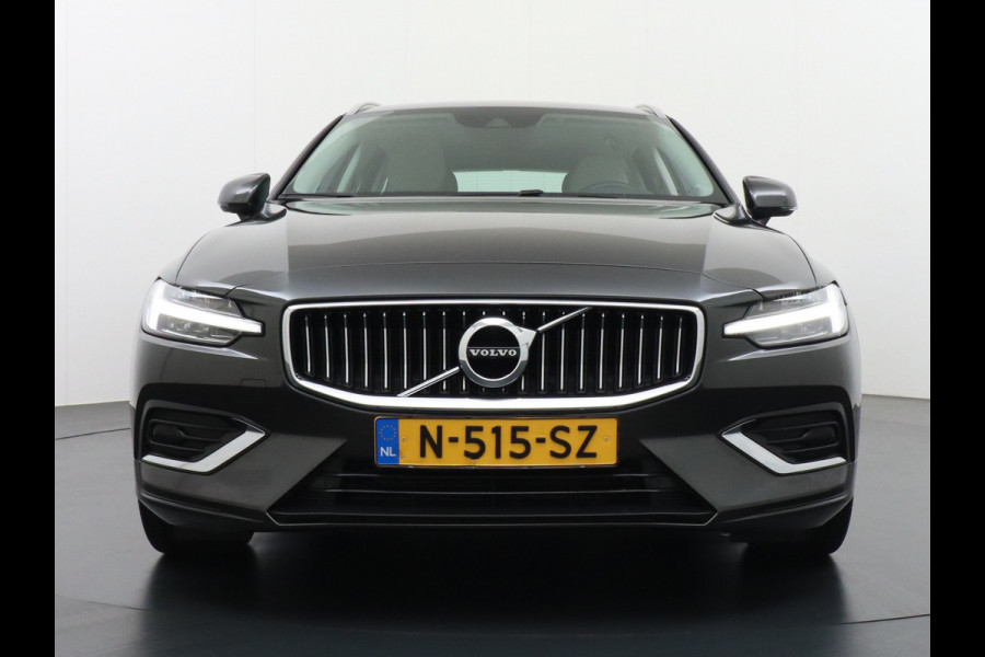 Volvo V60 2.0T AUT-7 Inscription Leder MHEV Apple Carplay Android Auto Harman&Kardon®-Hifi Camera Adap.Cruise Elek.Stoelen Stuur+Stoelverw Lmv 18" Led Elek. Achterklep Regen-Lichtsensor Collision Avoidance Bluetooth Wifi 1e Eigenaar €50.755 Nieuwprijs Zeer compleet MHEV-Mild-Hybrid 1.800kg trekvermogen