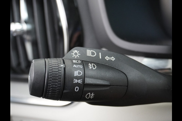 Volvo V60 2.0T AUT-7 Inscription Leder MHEV Apple Carplay Android Auto Harman&Kardon®-Hifi Camera Adap.Cruise Elek.Stoelen Stuur+Stoelverw Lmv 18" Led Elek. Achterklep Regen-Lichtsensor Collision Avoidance Bluetooth Wifi 1e Eigenaar €50.755 Nieuwprijs Zeer compleet MHEV-Mild-Hybrid 1.800kg trekvermogen