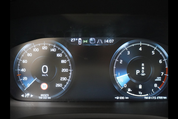 Volvo V60 2.0T AUT-7 Inscription Leder MHEV Apple Carplay Android Auto Harman&Kardon®-Hifi Camera Adap.Cruise Elek.Stoelen Stuur+Stoelverw Lmv 18" Led Elek. Achterklep Regen-Lichtsensor Collision Avoidance Bluetooth Wifi 1e Eigenaar €50.755 Nieuwprijs Zeer compleet MHEV-Mild-Hybrid 1.800kg trekvermogen