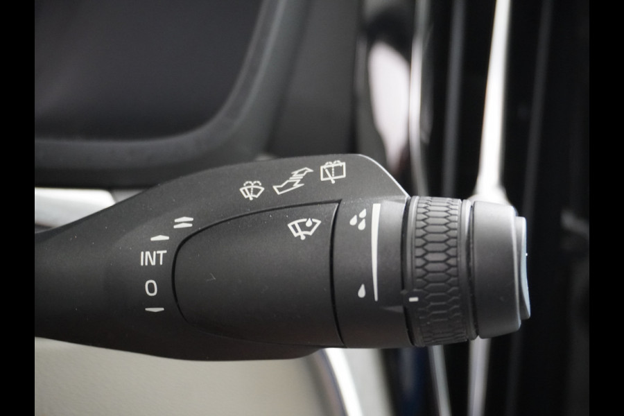 Volvo V60 2.0T AUT-7 Inscription Leder MHEV Apple Carplay Android Auto Harman&Kardon®-Hifi Camera Adap.Cruise Elek.Stoelen Stuur+Stoelverw Lmv 18" Led Elek. Achterklep Regen-Lichtsensor Collision Avoidance Bluetooth Wifi 1e Eigenaar €50.755 Nieuwprijs Zeer compleet MHEV-Mild-Hybrid 1.800kg trekvermogen