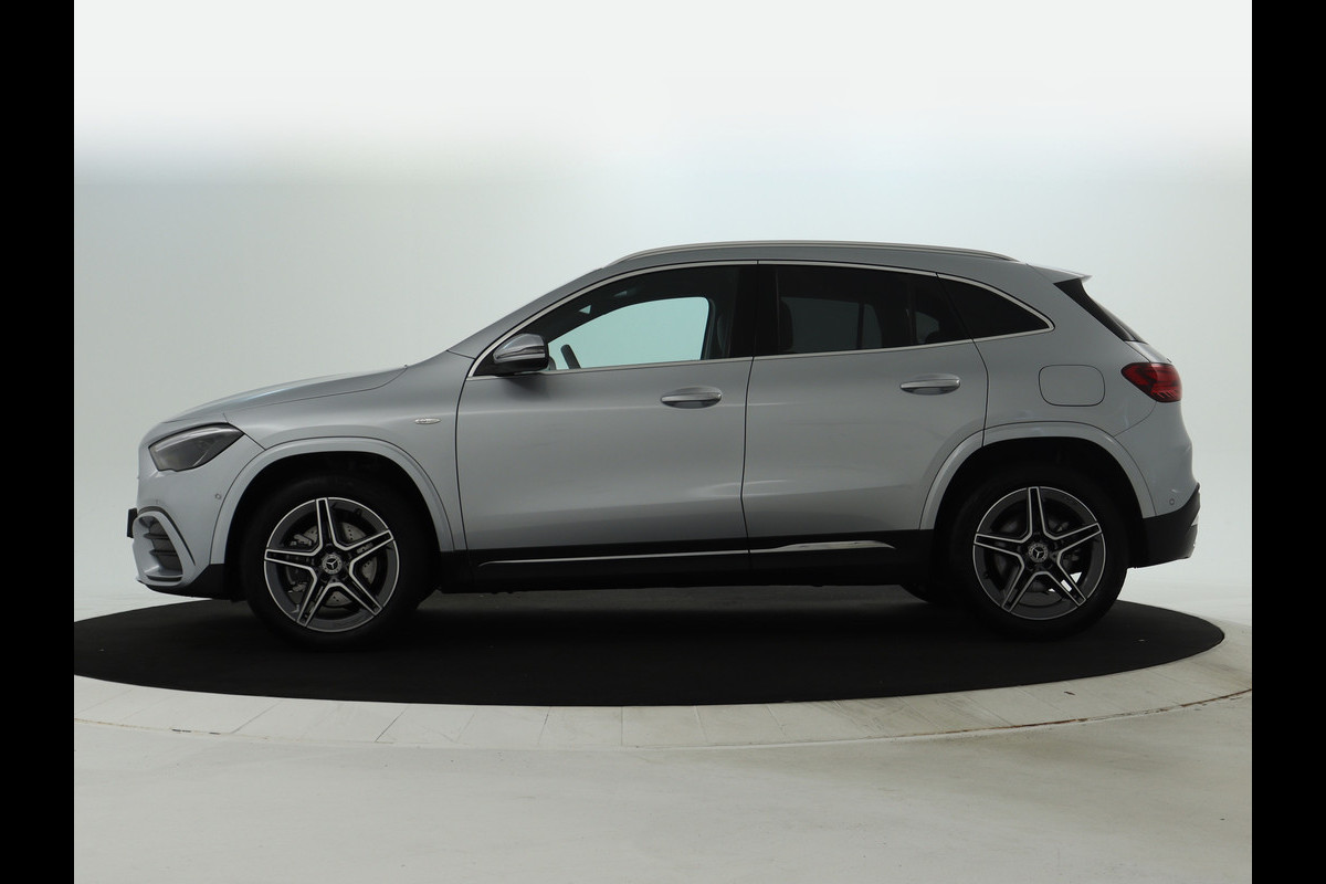 Mercedes-Benz GLA 250 e AMG Plug-In Hybride AMG Line | Head-up-Display | Distronic | 11Kw Laden | Stuur en Stoelverwarming | Sfeerverlichting. Inclusief 48 maanden Mercedes-Benz Certified garantie voor Europa. Mercedes-Benz GLA 250 e AMG Plug-In Hybride AMG Line | Head-up-Display | Distronic | 11Kw Laden | Stuur en Stoelverwarming | Sfeerverlichting. Inclusief 48 maanden Mercedes-Benz Certified garantie voor Europa.