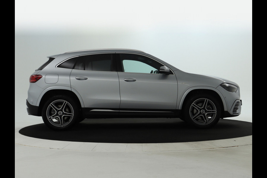 Mercedes-Benz GLA 250 e AMG Plug-In Hybride AMG Line | Head-up-Display | Distronic | 11Kw Laden | Stuur en Stoelverwarming | Sfeerverlichting. Inclusief 48 maanden Mercedes-Benz Certified garantie voor Europa.