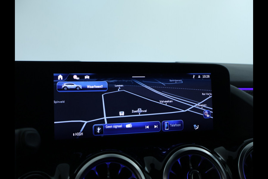 Mercedes-Benz GLA 250 e AMG Plug-In Hybride AMG Line | Head-up-Display | Distronic | 11Kw Laden | Stuur en Stoelverwarming | Sfeerverlichting. Inclusief 48 maanden Mercedes-Benz Certified garantie voor Europa.