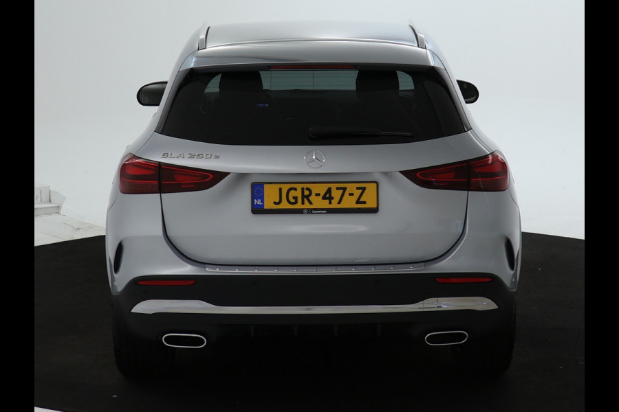 Mercedes-Benz GLA 250 e AMG Plug-In Hybride AMG Line | Head-up-Display | Distronic | 11Kw Laden | Stuur en Stoelverwarming | Sfeerverlichting. Inclusief 48 maanden Mercedes-Benz Certified garantie voor Europa.