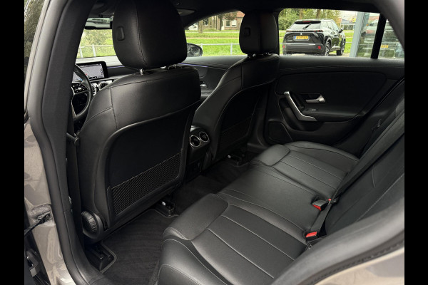 Mercedes-Benz CLA-Klasse Shooting Brake 200 Aut. Business Sol. Luxury | Navi | Camera | Sfeer Verlichting |