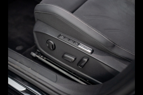 Volkswagen Golf 1.5 eTSI 50 Jaar Edition | Panodak | Stoelgeheugen | Trekhaak Elk. Wegkl. | Harman/ Kardon | Prijs Rijklaar!!