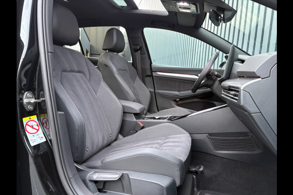 Volkswagen Golf 1.5 eTSI 50 Jaar Edition | Panodak | Stoelgeheugen | Trekhaak Elk. Wegkl. | Harman/ Kardon | Prijs Rijklaar!!